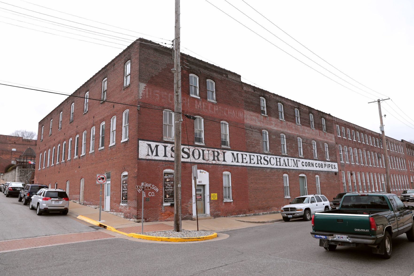 Inside the Missouri Meerschaum corncob pipe factory